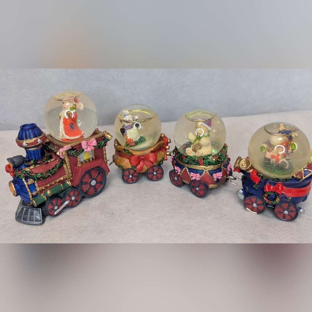 HOLIDAY CLASSICS SANTA & FRIENDS 4 SNOW GLOBE TRAIN CHRISTMAS DECORATION